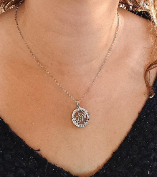 Parce que l’amour d’une mère est éternel, ce bijou en capture l’essence, avec douceur et éclat.

Ce pendentif maman bébé représente la tendresse infinie d’un moment entre une mère et son enfant. Son design délicat en acier inoxydable argenté est sublimé par de fins strass étincelants, ajoutant une touche lumineuse à ce symbole d’amour pur. Un bijou chargé d’émotion, aussi élégant que symbolique.