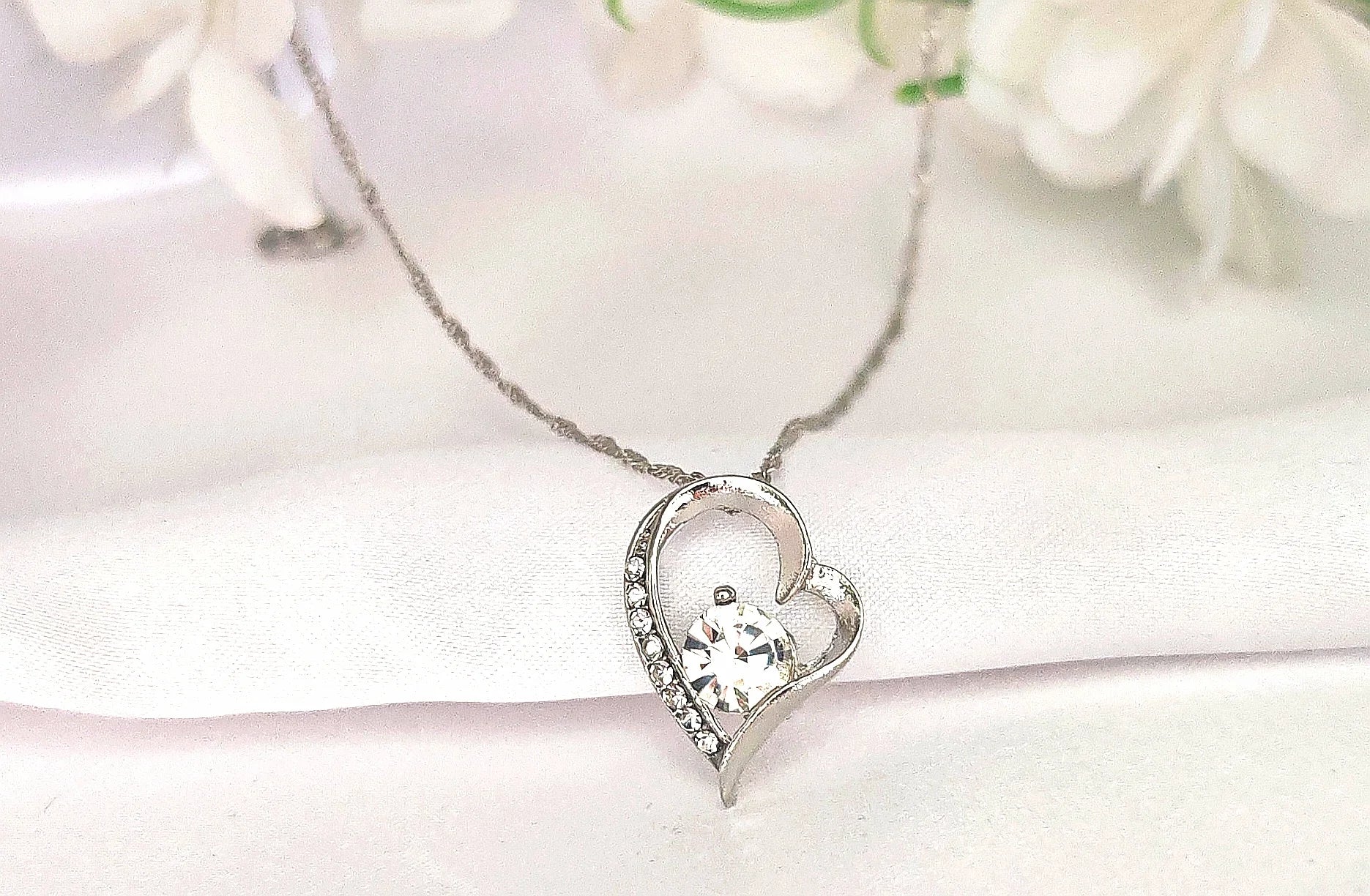 💡 À porter seul pour un effet minimaliste ou en accumulation pour une allure plus tendance, ce pendentif cœur se marie aussi bien avec une blouse élégante qu’un tee-shirt décontracté. Une idée de cadeau touchante pour une sœur, une amie ou un amour.