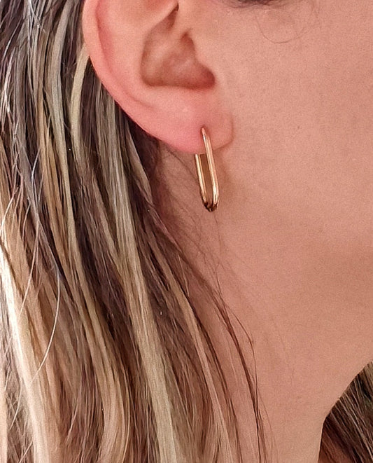 Boucle d'oreille acier inoxydable Camille - acier inoxydable  La boucle d'oreille acier inoxydable Camille en forme créole losange est fabriquée en acier inoxydable, garantissant une longue durée de vie à 10 euros seulement . Son design unique ajoute une touche d'élégance à toutes les tenues, tandis que sa forme ergonomique assure un confort optimal. Parfaite pour toutes les occasions, cette boucle d'oreille est un incontournable pour toute collection de bijoux.