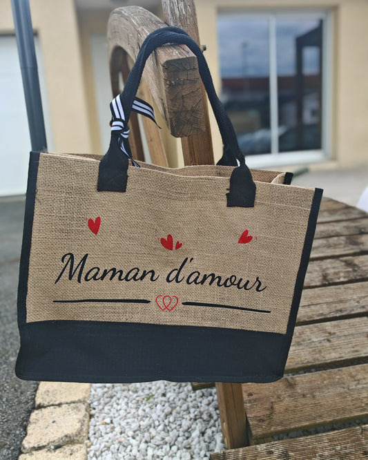 💪 Pour la Super Maman du quotidien
Elle porte le monde sur ses épaules… et ce sac sur son bras !

Ce sac cabas Super Maman est l’accessoire idéal pour toutes les mamans extraordinaires. Fabriqué en jute naturelle résistante avec de larges anses renforcées, il accompagne les journées bien remplies avec style et solidité. Son message “Super Maman” joliment imprimé sur le devant rend hommage à toutes celles qui jonglent entre amour, travail, famille et douceur… sans jamais poser leur cape.